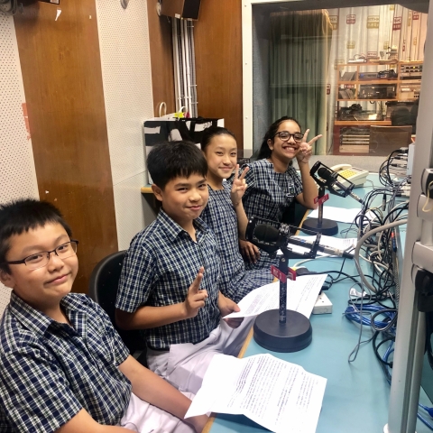 The S.1 students are ready for the recording!
